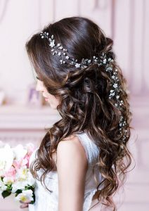 Soehannahall-article-wedding-hairdo-flowers