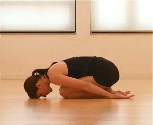 Soehannahall-article-wedding-pose-yoga-balasana